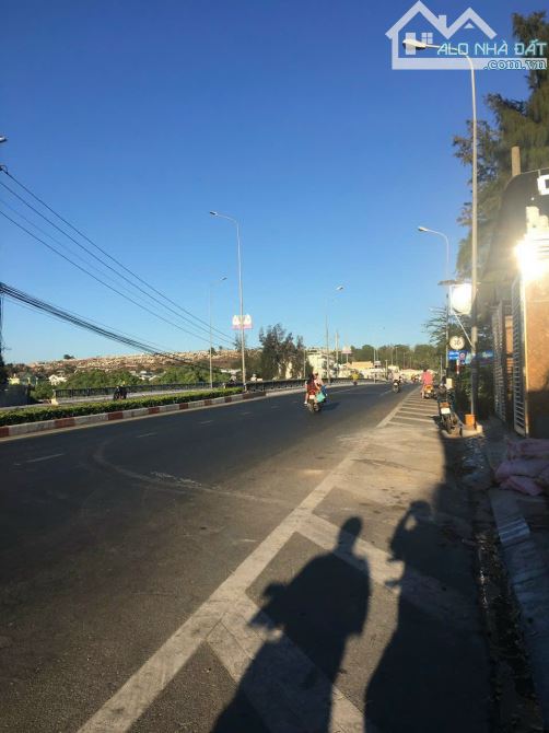Bán đất mặt tiền đường Nguyễn Thông phường Phú Hài TP Phan Thiết DT 1200m2 giá 26 tỷ - 2