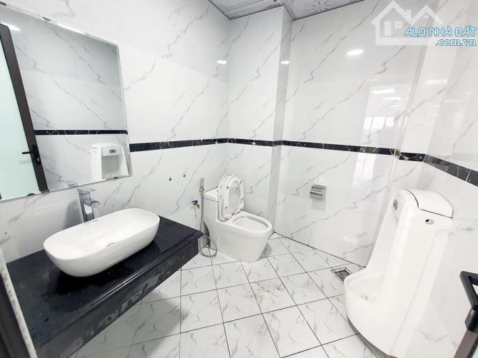 Lô Góc, Đẹp Nhất Hoàng Quốc Việt, Tòa Nhà Văn Phòng Hạng A, 9 Tầng Thang Máy, 130m2, MT 8m - 5