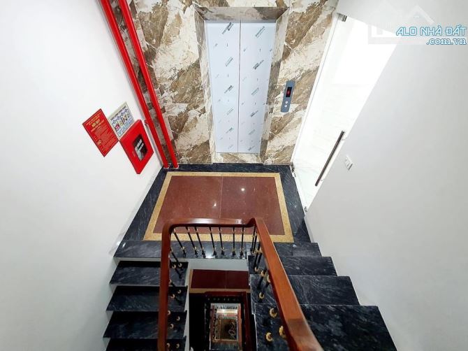 Lô Góc, Đẹp Nhất Hoàng Quốc Việt, Tòa Nhà Văn Phòng Hạng A, 9 Tầng Thang Máy, 130m2, MT 8m - 6