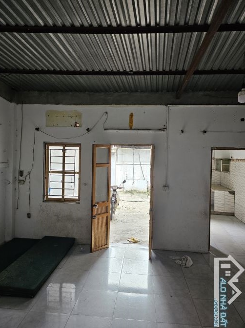 SỐC MẶT PHỐ  20M,  Ô TÔ ĐỖ CỬA  HƯƠNG MẠC  CHỦ BÁN GẤP NHÀ CÂP 4  HƠN 800 TRI 70M2  X 4.5M - 2