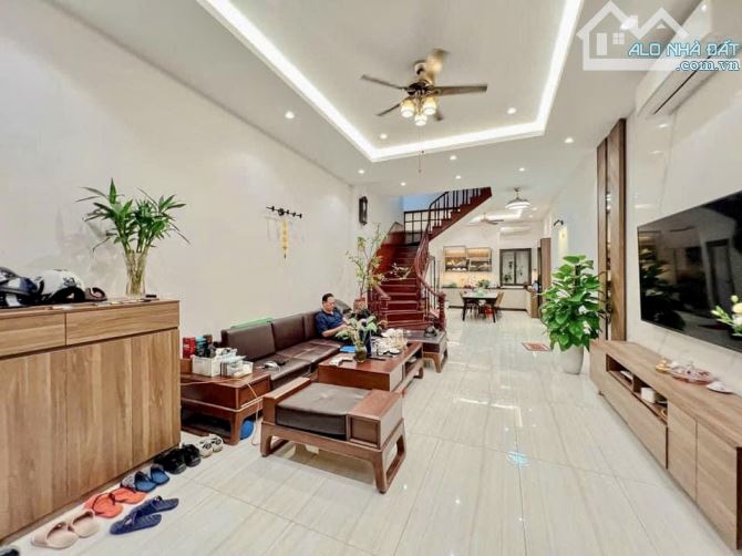 Hiếm!! Bán nhà Nguyễn Trãi cạnh Royal City, Ô tô cách 16m, ngõ thông, dòng tiền, 79m2.