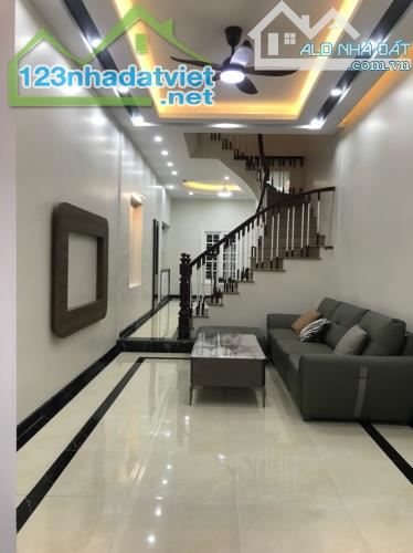 Bán nhà Gia Thụy Long Biên, 56 X 5 tầng, đường 2 ô tô tránh, kinh doanh tốt, vỉa hè rộng