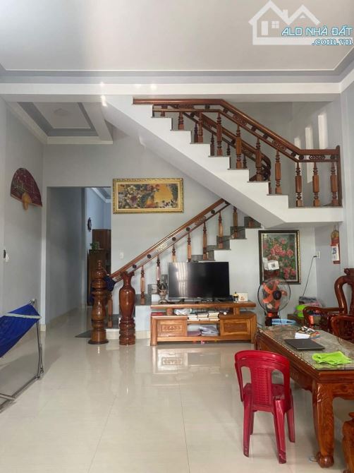 2,x Tỷ. Bán Nhà 2 tầng kiệt oto 7 chổ bên cạnh hông bến xe phía Nam bao gồm nội thất