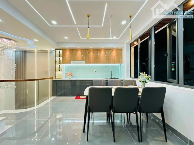 Nhà khá đẹp, mặt phố Nguyễn Chí Thanh - Hải Châu - Đà Nẵng, 79m2 ngang 5m, 4 tầng 4 PN 4 W