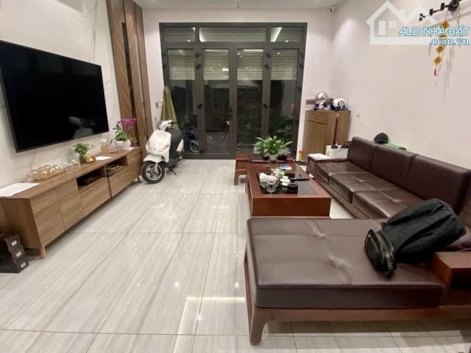 Hiếm!! Bán nhà Nguyễn Trãi cạnh Royal City, Ô tô cách 16m, ngõ thông, dòng tiền, 79m2. - 1