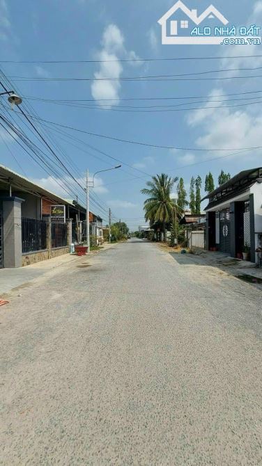 Bán Gấp Lô Đất 168 m2 Gần Ngã 3  Mỹ Hạnh , 930 Triệu , Sổ Hồng Riêng - 1