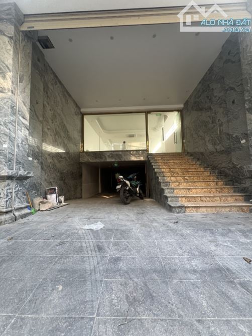 Tòa Biudinh 8T thang máy, DT 180m2 MT 6,5m  có hầm. Sổ vuông đẹp, thoáng 4 mặt - 2