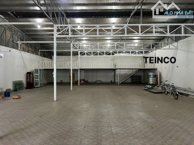 Kho xưởng 375m² có gác lửng, mặt tiền ngang 15m trong KDC 586