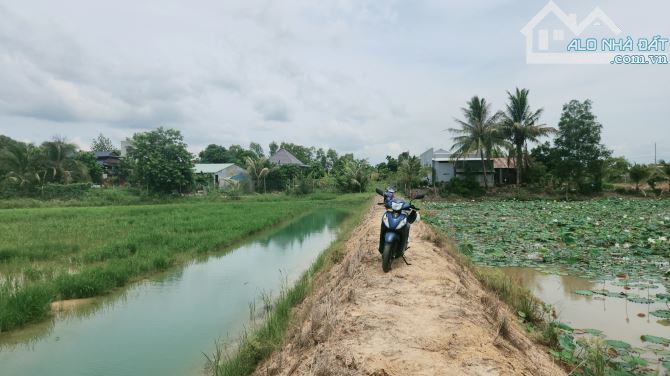 Bán đất vườn , thổ cư Đường Kênh cửa đông P2 ,Kiến Tường, Long An giá 4ty hết đất