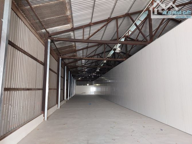 Thuê kho chứa hàng tại TPHCM, Quận 7 DT 210m có sẵn wc, điện, nước xe container tận cửa.