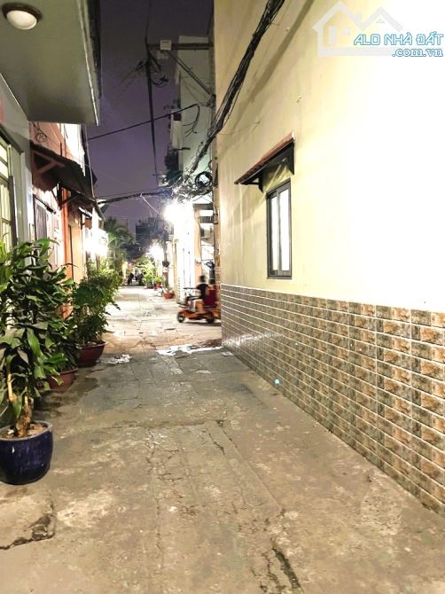Lạc Long Quân HXH cách 1 căn, 20m2, 3 tầng, hoàn công đủ - 3