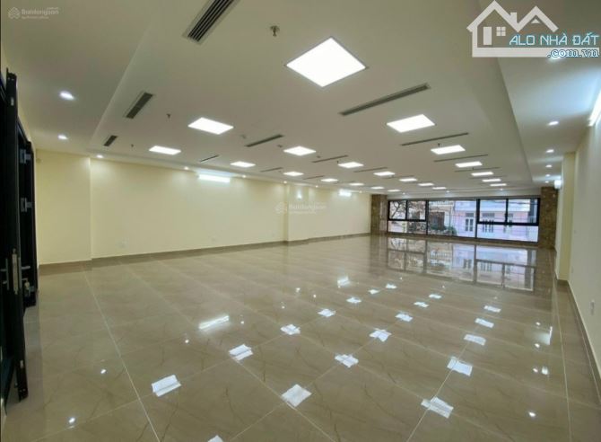 Bán tòa nhà Văn Phòng mặt phố Vũ Tông Phan DT 245m2 Mt 10.5m. Giá 125 tỷ