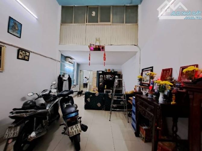 NHÀ CẤP 4 GÁC LỬNG  -72m2 - SÁT CHỢ PHẠM VĂN BẠCH- GIÁ NHỈNH 60 TRIỆU/M2 BAO CẠNH TRANH - 1