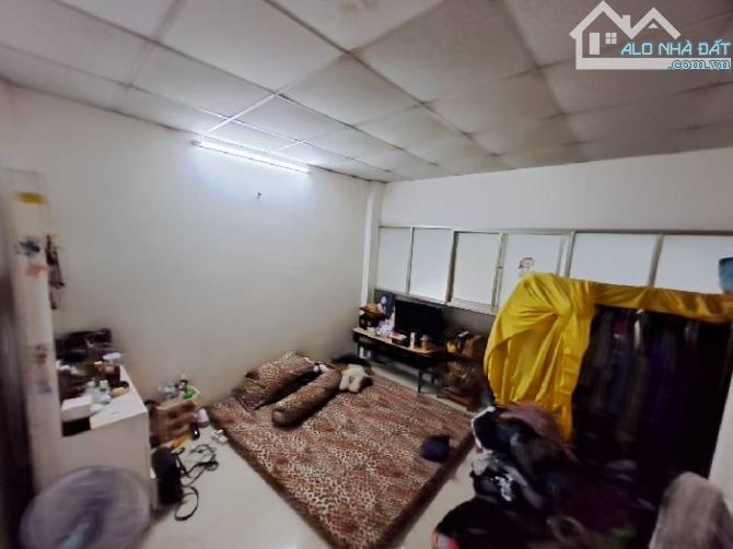 NHÀ CẤP 4 GÁC LỬNG  -72m2 - SÁT CHỢ PHẠM VĂN BẠCH- GIÁ NHỈNH 60 TRIỆU/M2 BAO CẠNH TRANH - 2