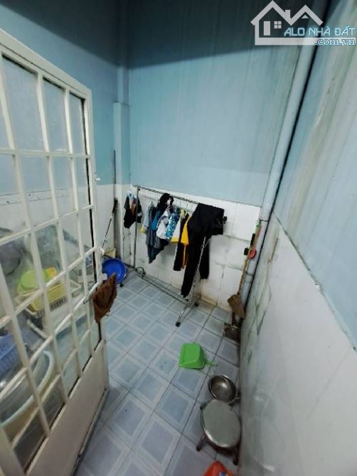 NHÀ CẤP 4 GÁC LỬNG  -72m2 - SÁT CHỢ PHẠM VĂN BẠCH- GIÁ NHỈNH 60 TRIỆU/M2 BAO CẠNH TRANH - 4