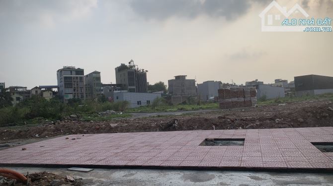 Bán 73.5 m2 đất dịch vụ khu 4.5 ha Vân Canh mặt đường 3.5 - 2