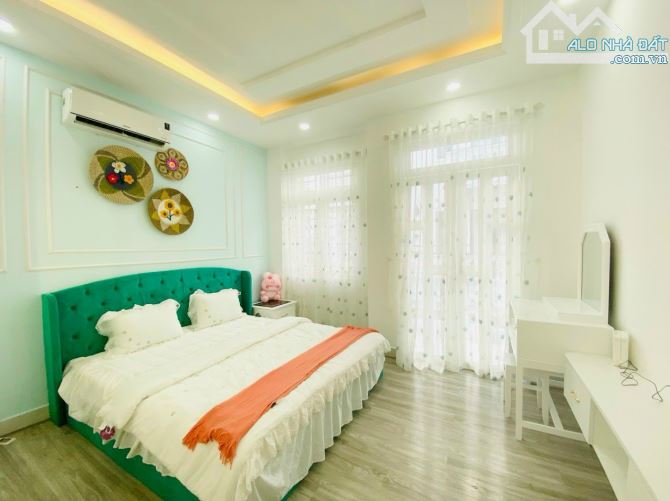 Bán nhà hẻm xe hơi Đào Tông Nguyên, 3 tầng, 5.9 tỷ, full nội thất