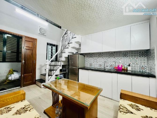 Bán nhà nhỏ xinh 6 tầng, 3 phòng ngủ, cách mặt đường lớn ô tô tránh nhau 5m, chỉ hơn 2 tỷ