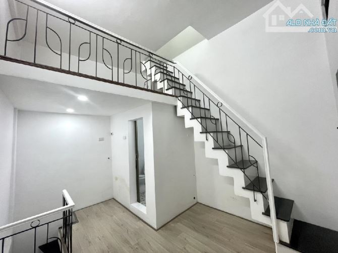 Bán nhà nhỏ xinh 6 tầng, 3 phòng ngủ, cách mặt đường lớn ô tô tránh nhau 5m, chỉ hơn 2 tỷ - 1