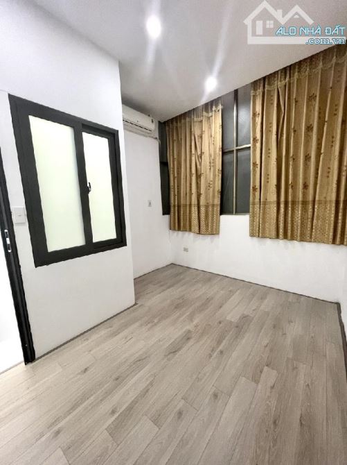 Bán nhà nhỏ xinh 6 tầng, 3 phòng ngủ, cách mặt đường lớn ô tô tránh nhau 5m, chỉ hơn 2 tỷ - 3