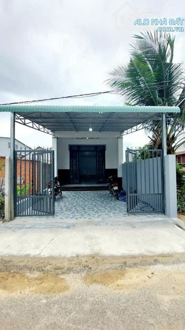 Nhà mới 2 phòng ngủ, 1 xẹt đường ĐT782, cách KCN Phước Đông 3km, khu đông dân cư, 600tr
