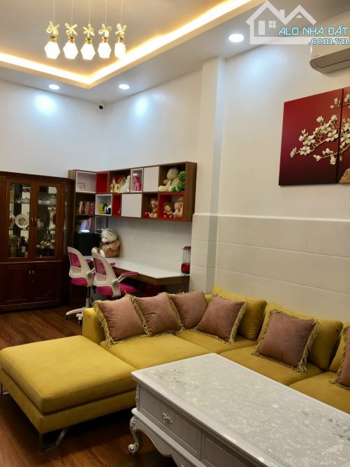 Ngộp Bank Bán Gấp Nhà HXH 8m Nguyễn Trãi, P.3 , (Dt: 4X19m) 5 tầng + NTCC