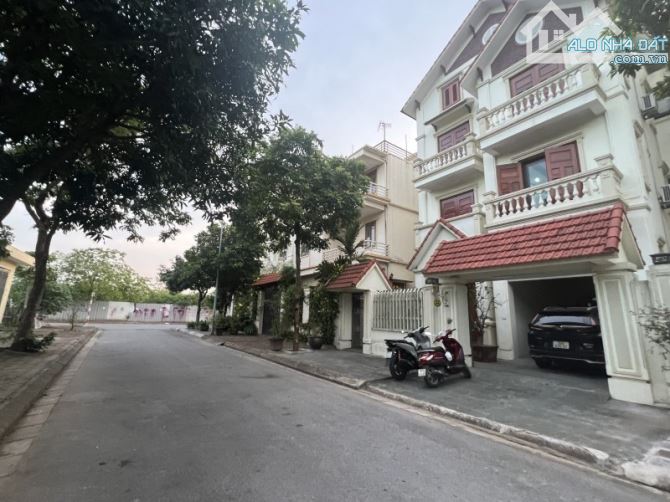 Bán gấp Biệt thự CẦU GIẤY, 160m, 4T, Mt 25m, OTO, Căn góc, Ở, Kinh Doanh VP, 33 tỷ.