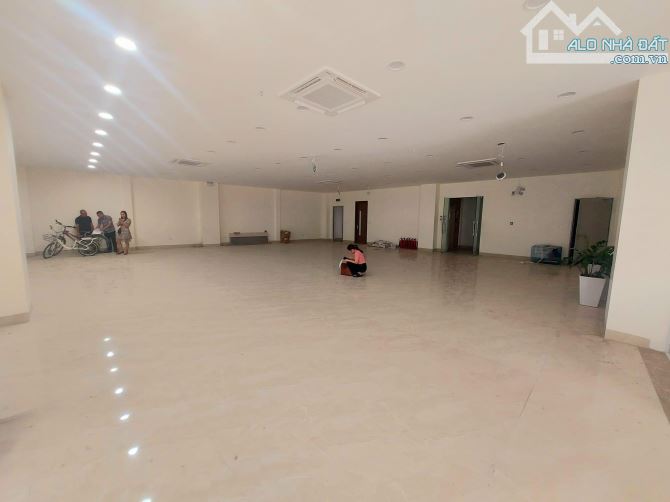 BÁN TOÀ NHÀ MẶT PHỐ PHẠM VĂN ĐỒNG - DÒNG TIỀN GẦN 400TR/TH. 300m2 x 8T - MT16m - 138 Tỷ. - 2