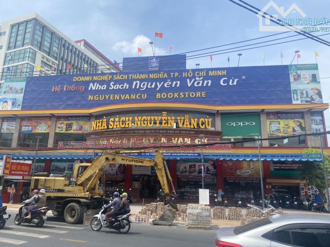 ĐẲNG CẤP! Bán Nhà Sách Nguyễn Văn Cừ : 40m*30m = 1112m2. Góc 2MT Số 188 Võ Văn Ngân - TĐ - 3