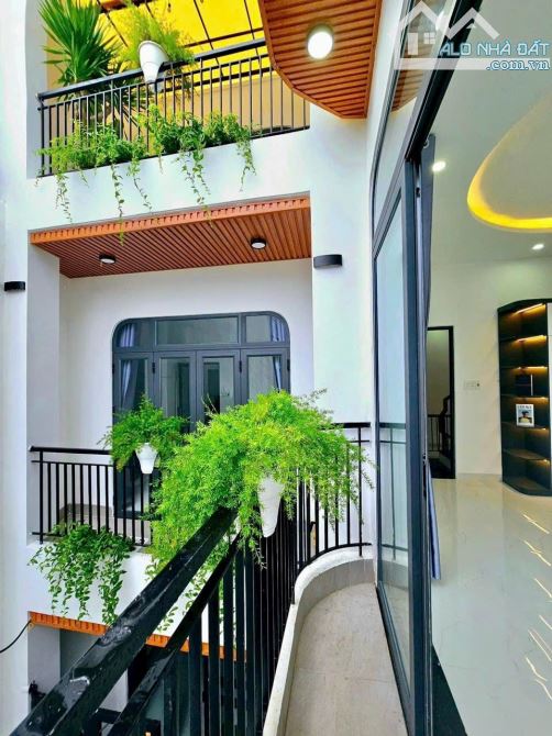 BÁN BIỆT THỰ THUỘC KHU DU LỊCH RỪNG DỪA BẢY MẪU CHỈ CÒN 7.9 TỶ.