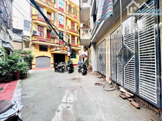 Bán nhà 5 tầng Dt 38m Mt 4m khu phân lô Quân Đội Hoàng Văn Thái Giá 7,8 tỷ