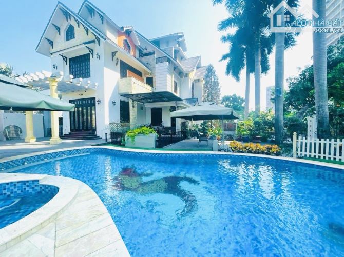 Bán Biệt Thự Thảo Điền Mặt Tiền Nguyễn Văn Hưởng DT:750m2-Hầm 3 Tầng-Giá 300 Tỷ TL