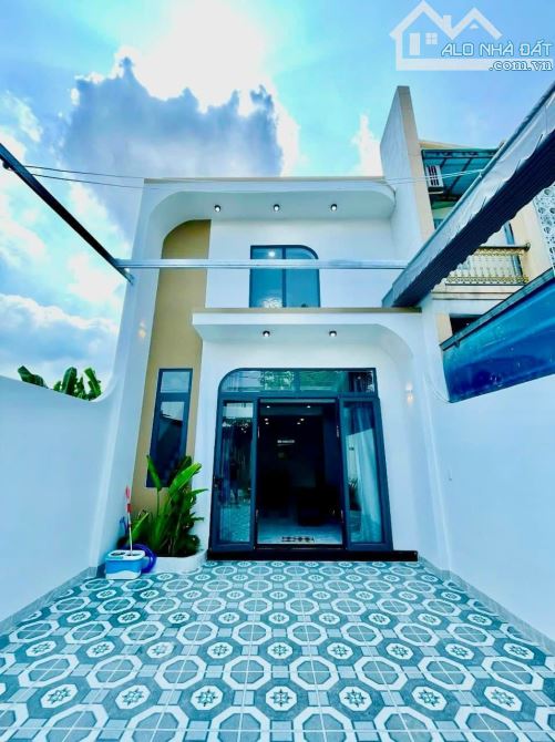 Bán gấp nhà gác lửng mới mặt tiền đường Phi Trường ngã 3 Bình Ý, thổ cư 100% sổ riêng sẵn