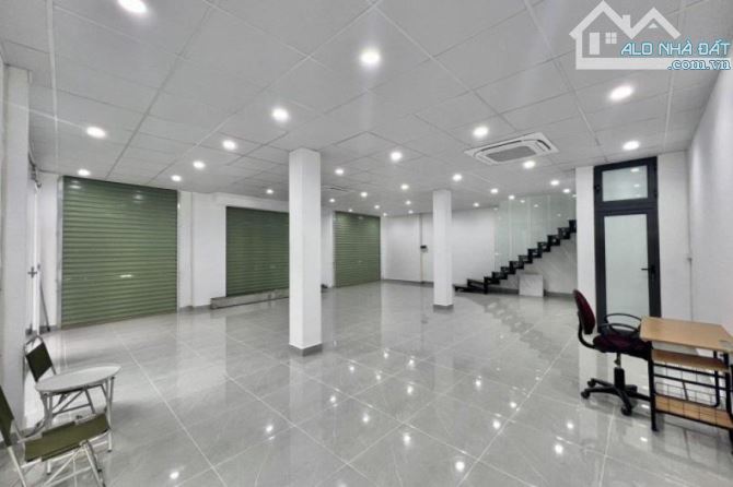 Cho thuê Liên Kề Việt Hưng - Long Biên nhà 2 tầng ~180m2 DTSD, mặt tiền 12m, đường 3 ôtô t - 3