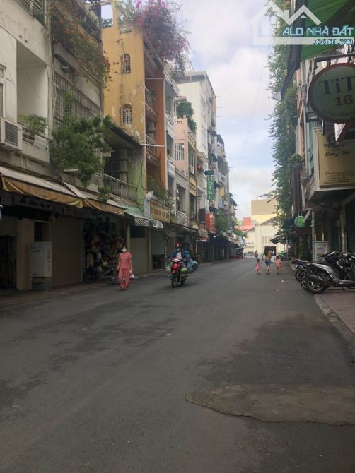 Bán nhà 18/ Nguyễn Thị Minh Khai, Quận 1. DT đất 102m2, 4 tầng. Giá 30 tỷ thương lượng