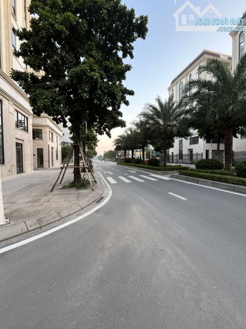 Cho thuê nhà Thành Phố Giao Lưu Phạm Văn Đồng DT 200m2 XD 128m2 5T 1 hầm, - 1