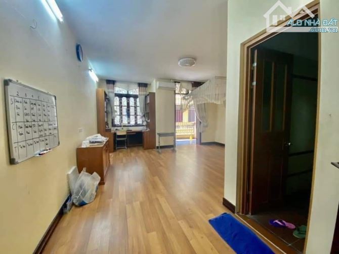 Bán nhà 50m2 ngõ ô tô tránh ở Giáp Bát, nội thất cao cấp, 2 mặt thoáng - 1