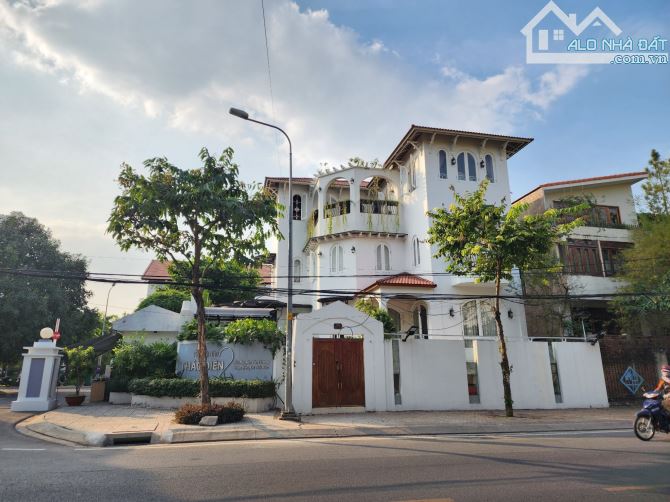 Bán biệt thự sân vườn 3 mặt tiền khu Compound Nguyễn Văn Hưởng - Thảo Điền, nội thất mới - 2