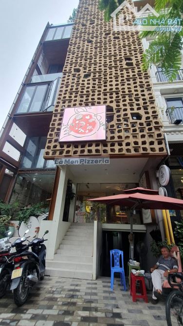 Cần bán nhà 115m2 mặt tiền 9.4m Phố Lạc Long Quân thang máy vị chí đẹp nhất phố