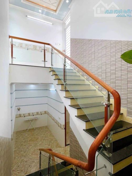 Chỉ 8,5 TỶ: BÁN NHÀ ĐÀ NẴNG - Vị trí ngay NGÃ TƯ: 8m x 18,75m - 2 TẦNG 3 PN - 4