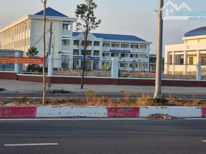 Chủ kẹt tiền bán gấp lô 30% lô đất ngay đường Nguyễn Hữu Cảnh, DT 120m2 giá 1tỷ8 - 1