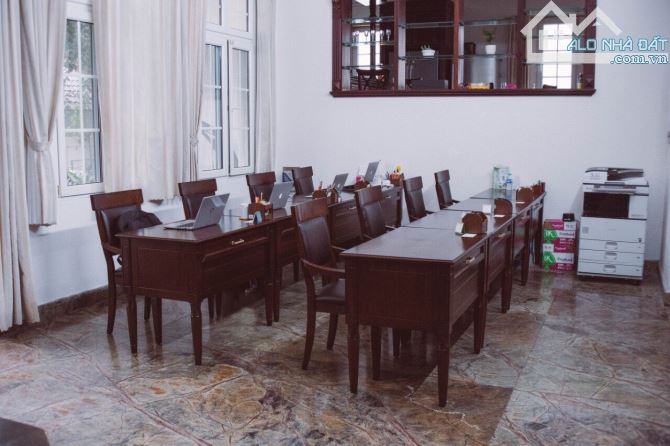 Biệt thự siêu khan hiếm khu Thảo Điền Q.2 - 19x17.5m - 3 tầng - HĐT 200tr giá 95 tỷ. - 2