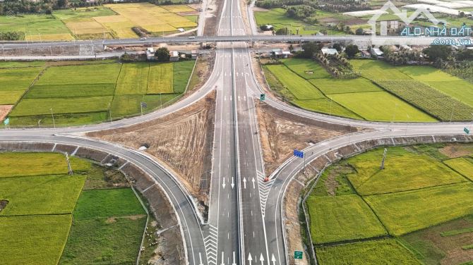 Nút giao cao tốc Cam Lâm Vĩnh Hảo. Mặt QL27A, 20x50m sân bay Thành Sơn 5km, QL1 6km - 9