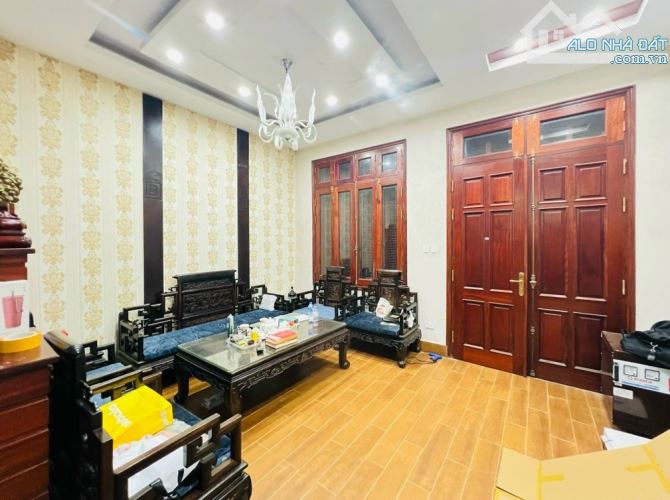 Bán nhà 83 mặt phố Hào Nam sầm uất gần Nhạc viện Hà Nội 48m2 chỉ 16.78 tỷ.