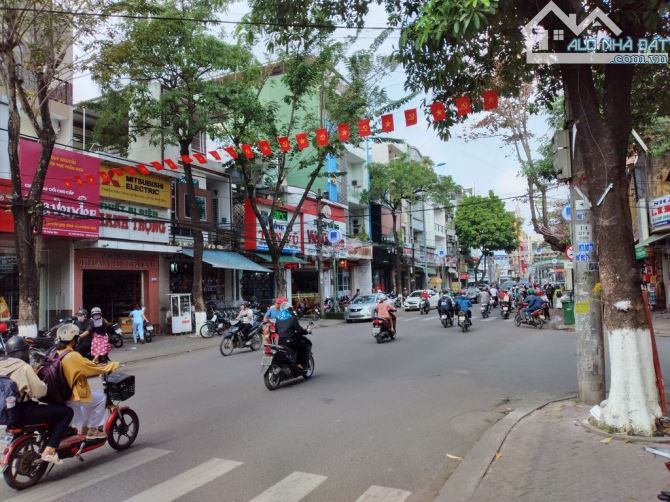 Bán nhà 6 tầng đẹp nhất mặt tiền Quang Trung