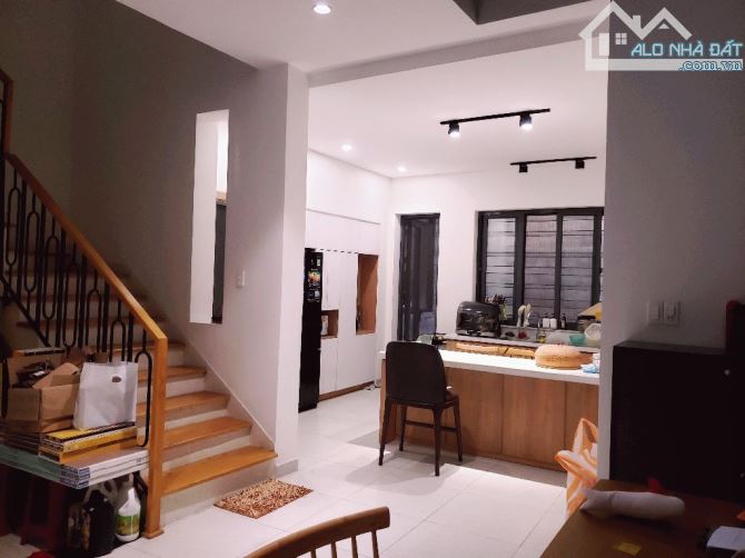 Bán nhà 3 tầng diện tích 135m2 gần đường Hoàng Diệu giá chỉ 7.x tỷ.