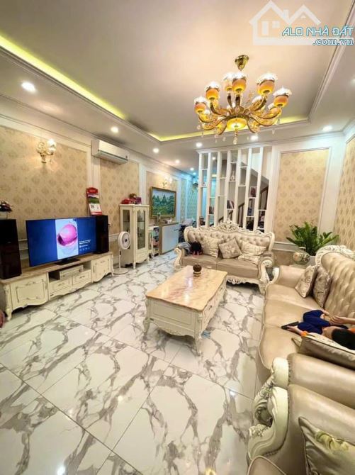 Hàng Hiếm! Bán nhà Hoàng Quốc Việt, Thông, Vỉa hè, Ô tô tránh, KD, Phân Lô, 66m2 4T MT 5m