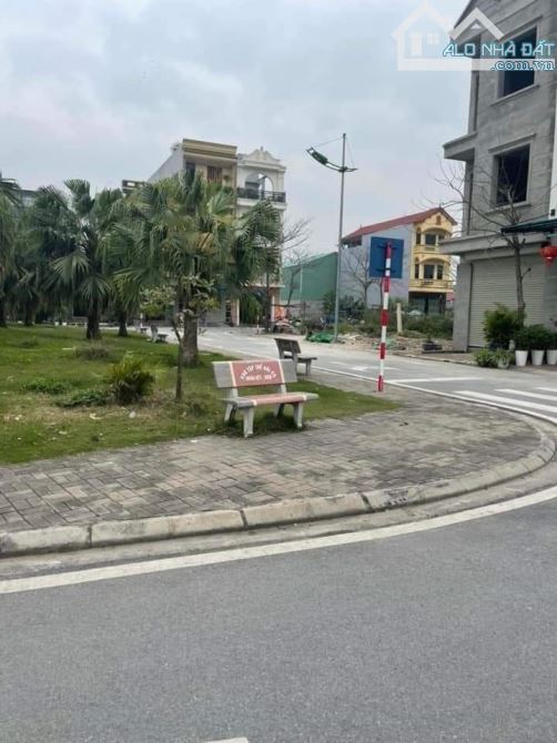 SỐC , HƯƠNG MẠC ,ĐƯỜNG Ô TÔ ĐỖ  CỬA  NHÀ C4  LÔ ÁP GÓC 80M2 -7M - 1X TỶ - 1