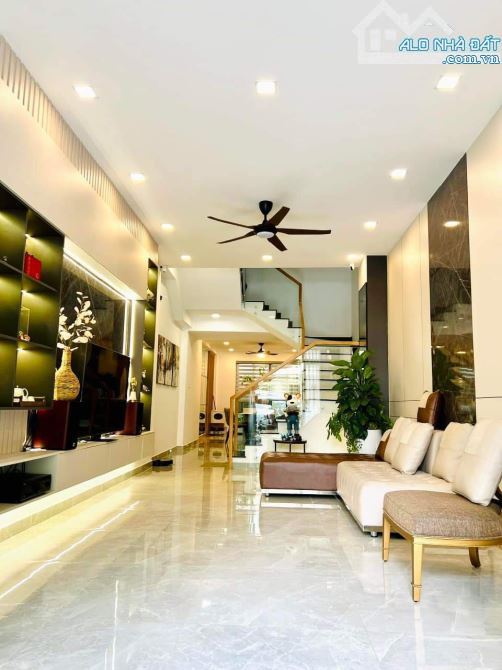 Bán nhà đường Nguyễn Văn Đừng, P6, Q5. Dt: 55,2m2. Giá: 2tỷ4 - 2