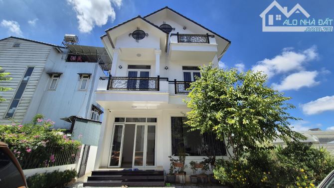 🏡Bán VILLA sân vườn Đà Lạt gần Trường Đại Học, Cách mặt tiền 20 mét 8 Phòng Ngủ, 9WC - 2